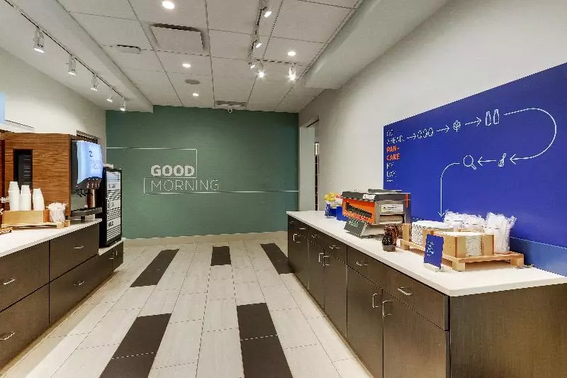 ホテル Holiday Inn Express & Suites   Roanoke – Civic Center