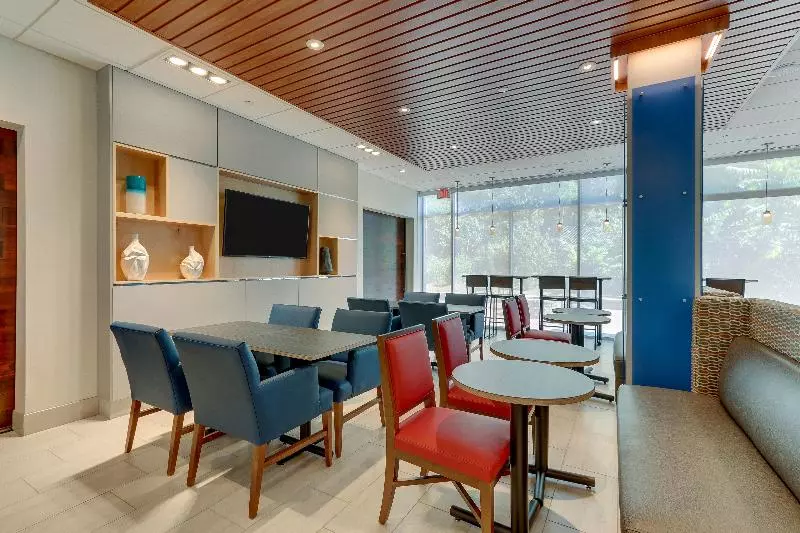 ホテル Holiday Inn Express & Suites   Roanoke – Civic Center