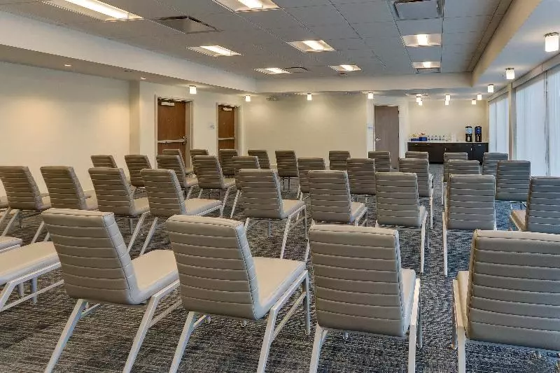 ホテル Holiday Inn Express & Suites   Roanoke – Civic Center