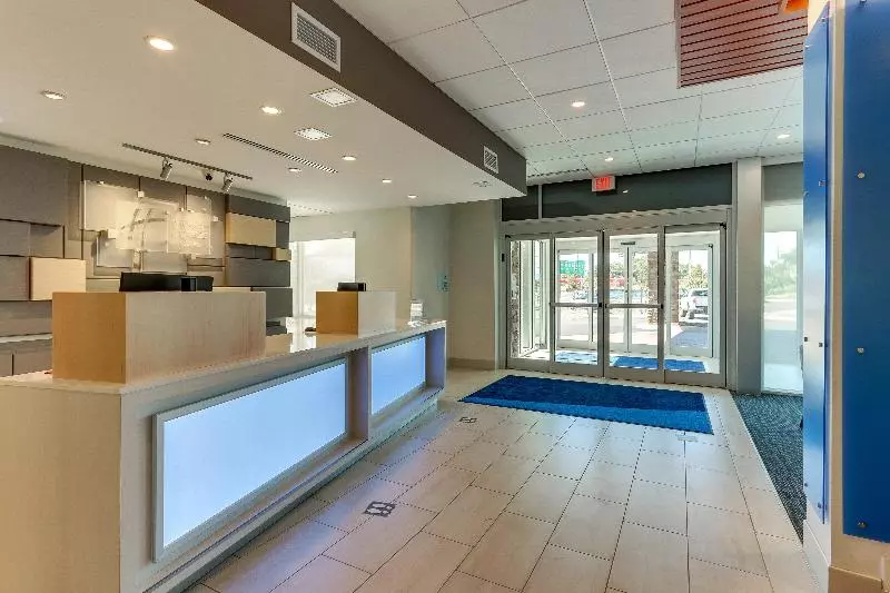 ホテル Holiday Inn Express & Suites   Roanoke – Civic Center