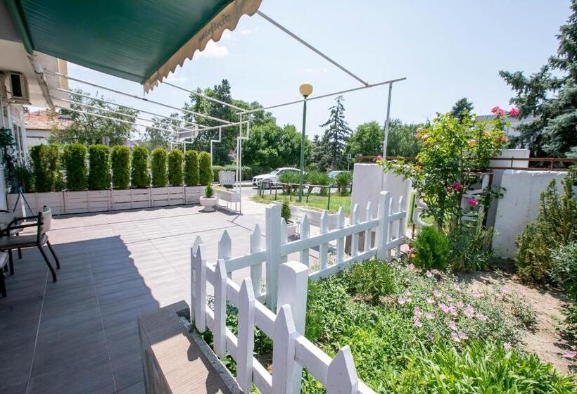 פנסיון Family Hotel Ambrozia