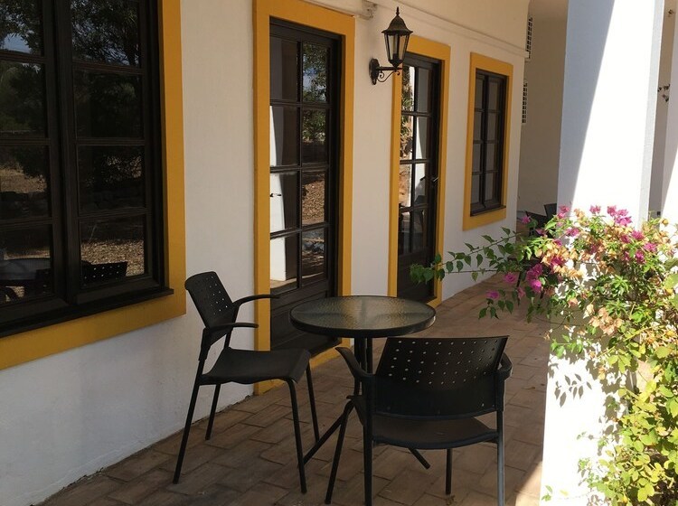 Quiet Cottage With Pool