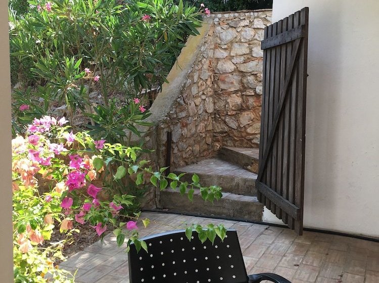 Quiet Cottage With Pool