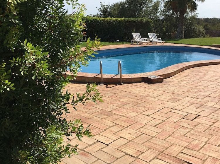 Quiet Cottage With Pool