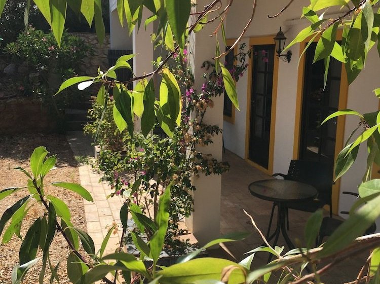 Quiet Cottage With Pool