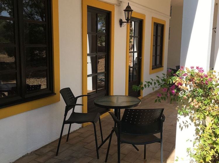 Quiet Cottage With Pool