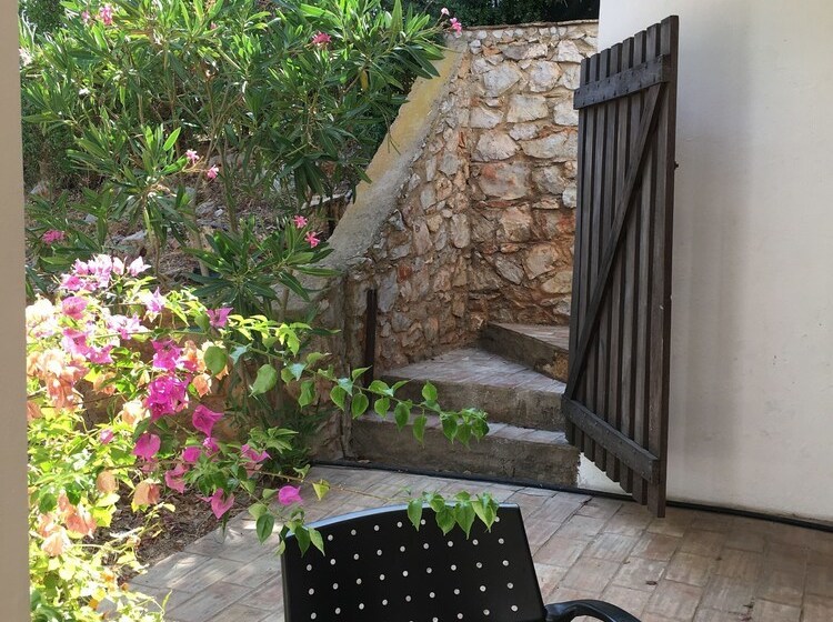 Quiet Cottage With Pool