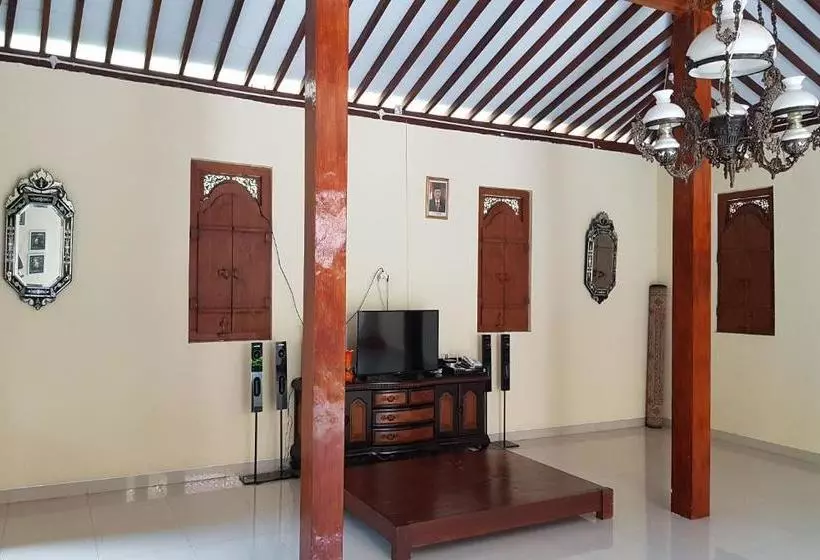 Hotelli Ndalem Dasuriah Redpartner