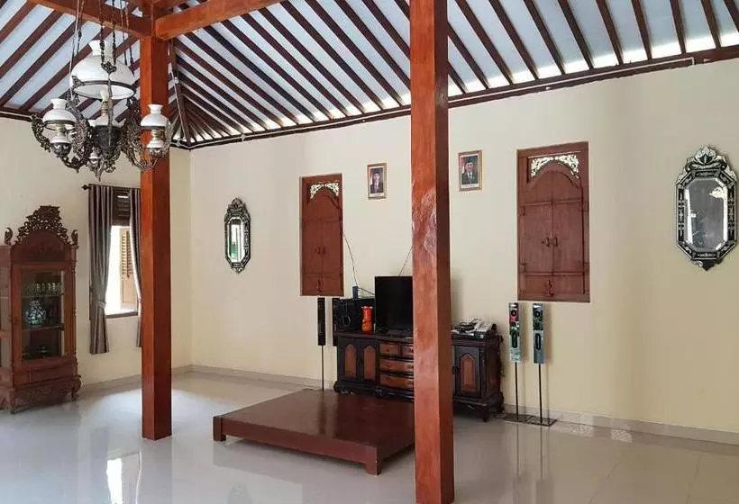 Hotelli Ndalem Dasuriah Redpartner