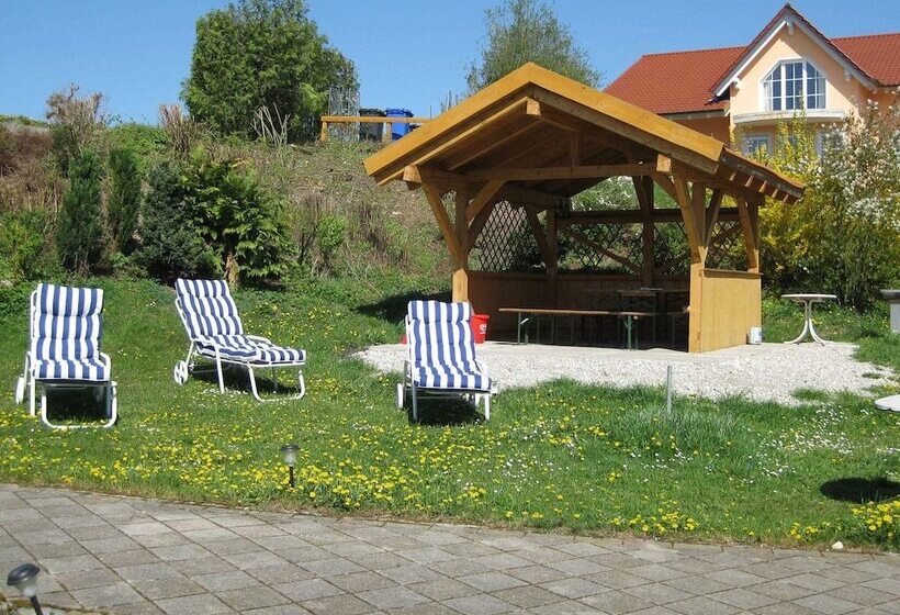 Beautiful Apartment In Rotthalmunster With Garden