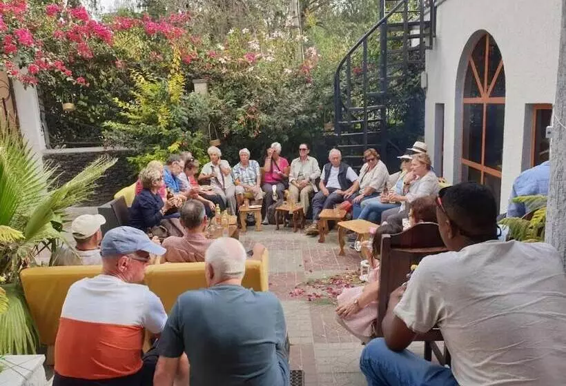 پانسیون Inn Of The Four Sisters