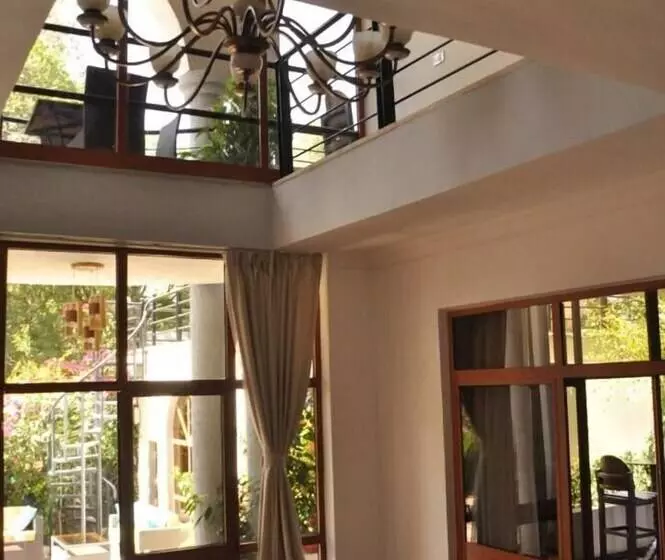 پانسیون Inn Of The Four Sisters