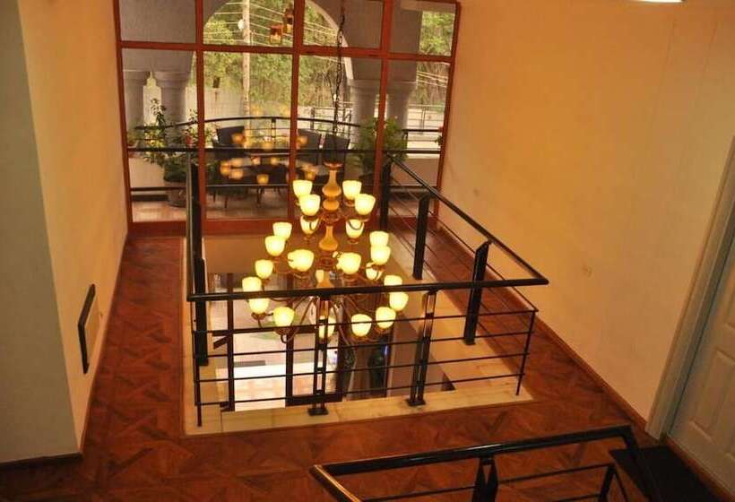 پانسیون Inn Of The Four Sisters