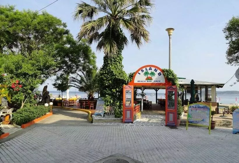 Captain S Beach Apartments