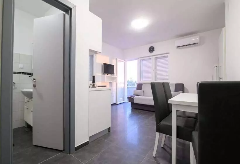 Elegant Holiday Home In Privlakaw With Garden