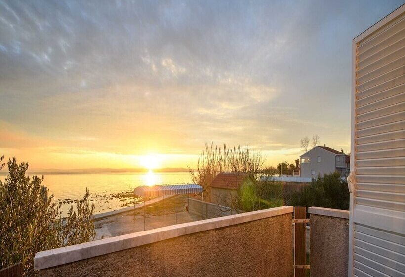 Elegant Holiday Home In Privlakaw With Garden