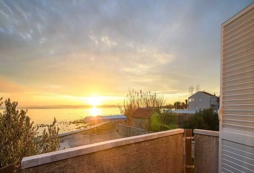 Elegant Holiday Home In Privlakaw With Garden