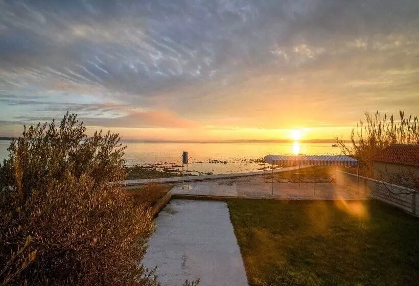 Elegant Holiday Home In Privlakaw With Garden