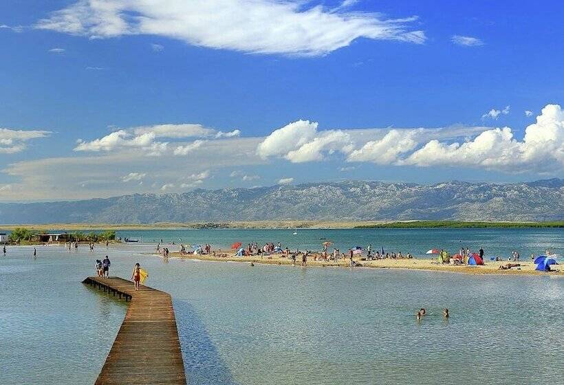 Elegant Holiday Home In Privlakaw With Garden