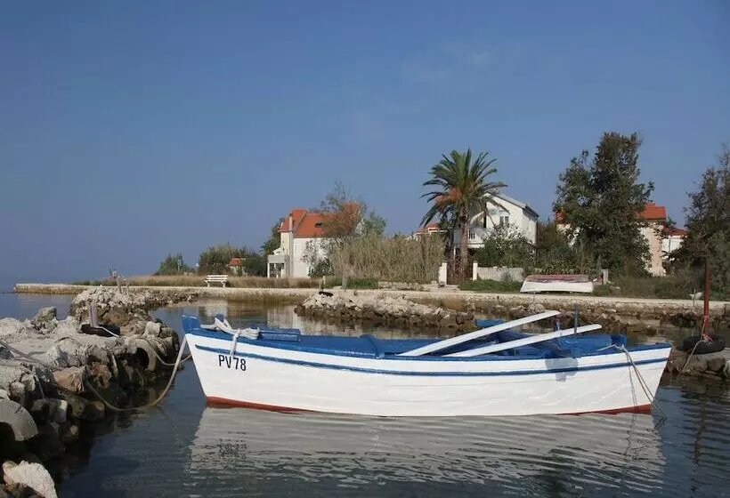 Elegant Holiday Home In Privlakaw With Garden