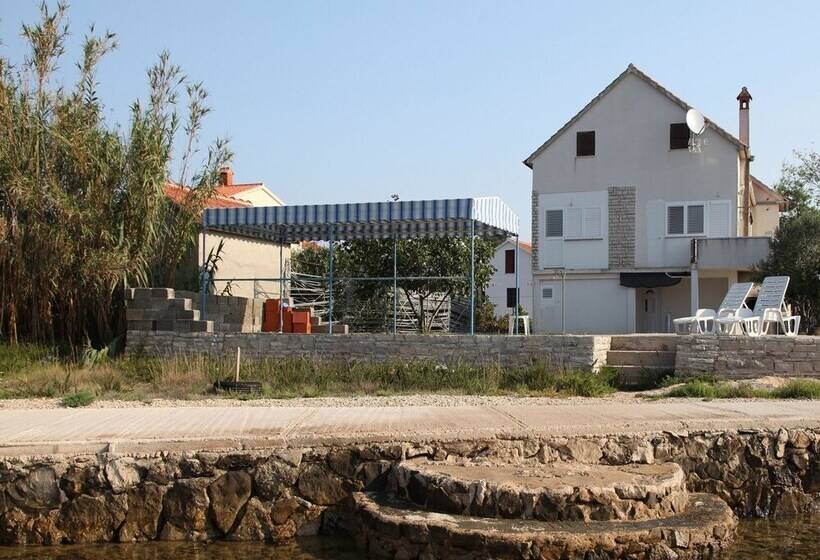 Elegant Holiday Home In Privlakaw With Garden