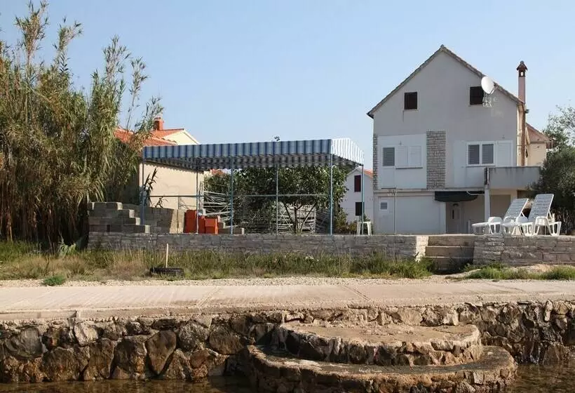 Elegant Holiday Home In Privlakaw With Garden