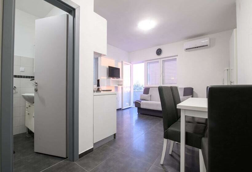 Elegant Holiday Home In Privlakaw With Garden