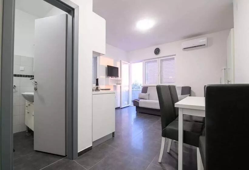 Elegant Holiday Home In Privlakaw With Garden