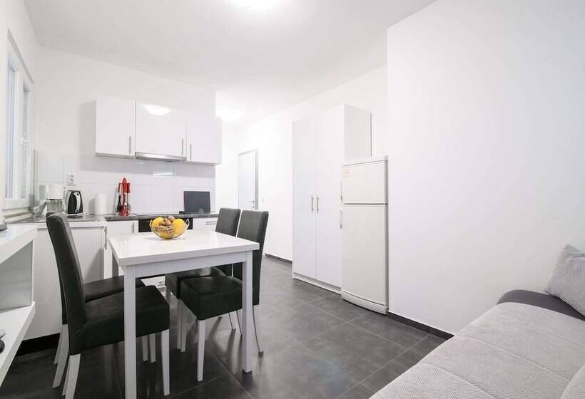 Elegant Holiday Home In Privlakaw With Garden