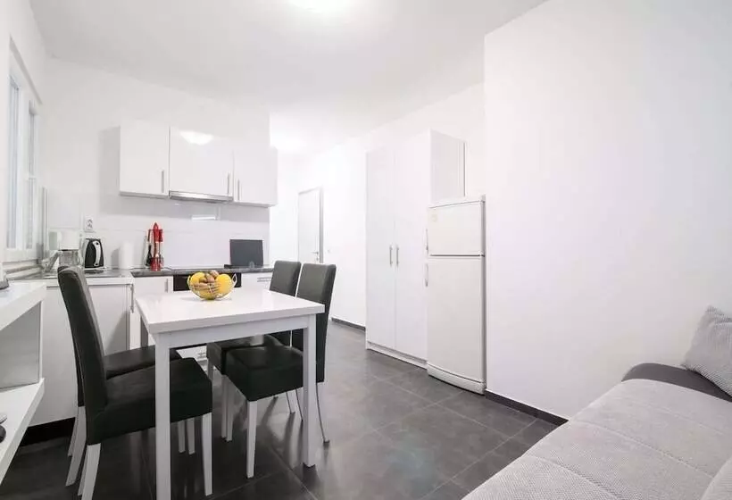 Elegant Holiday Home In Privlakaw With Garden