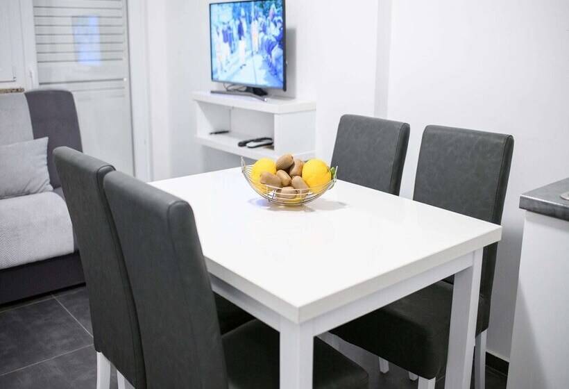 Elegant Holiday Home In Privlakaw With Garden