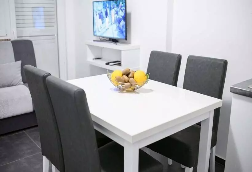 Elegant Holiday Home In Privlakaw With Garden