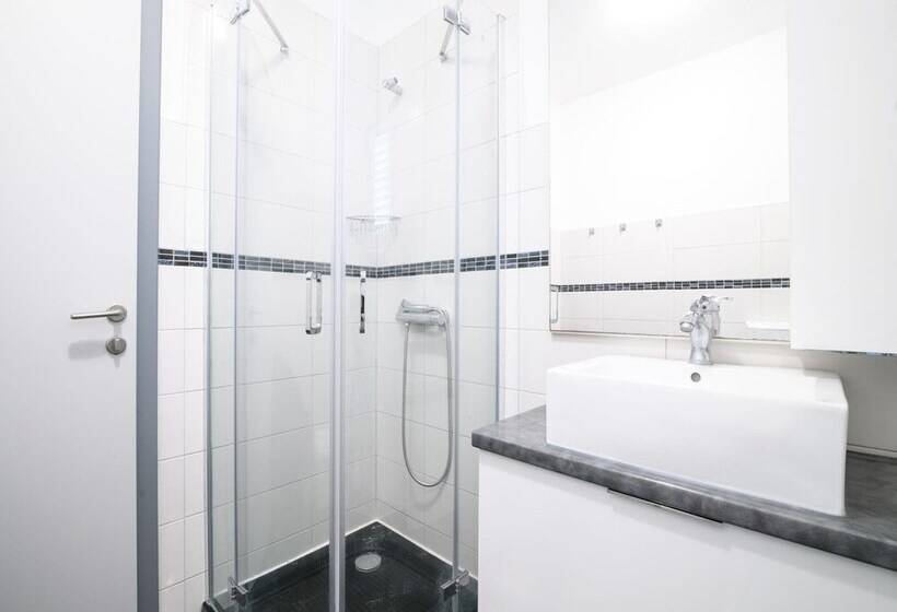 Elegant Holiday Home In Privlakaw With Garden