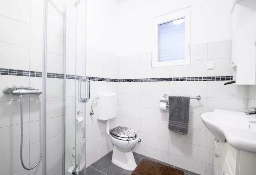 Elegant Holiday Home In Privlakaw With Garden