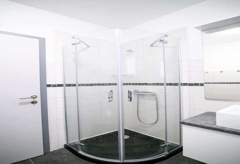 Elegant Holiday Home In Privlakaw With Garden