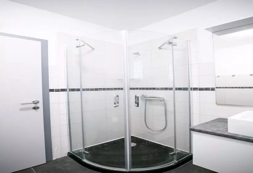 Elegant Holiday Home In Privlakaw With Garden