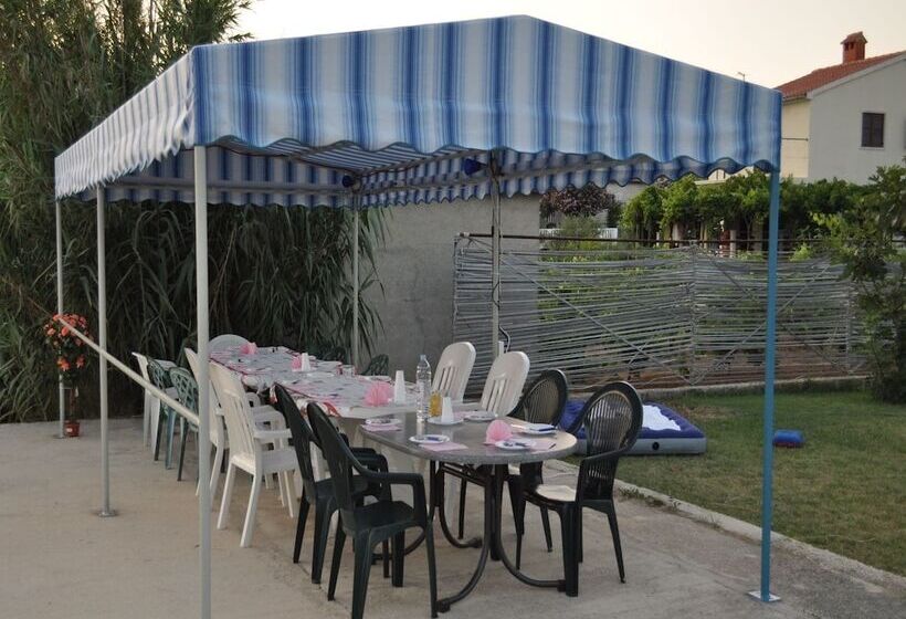 Elegant Holiday Home In Privlakaw With Garden