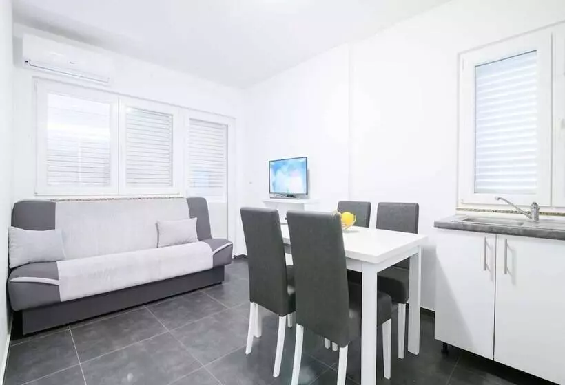 Elegant Holiday Home In Privlakaw With Garden