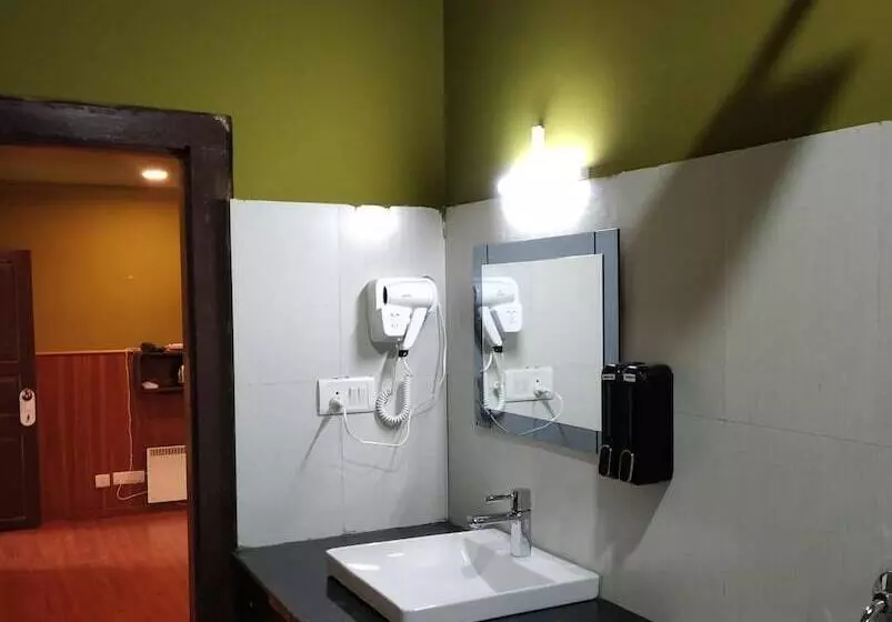 هتل Resort At Paro Drukgyel