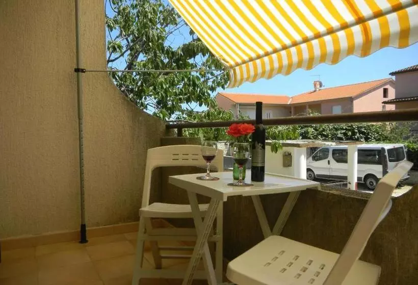 Sunny Hill Apartments