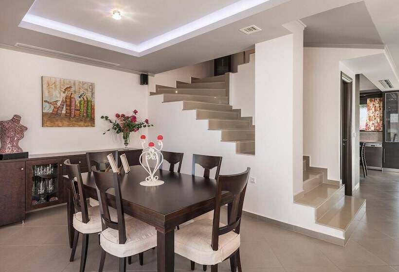 Beautiful Pool Villa For Relaxing Family Holidays