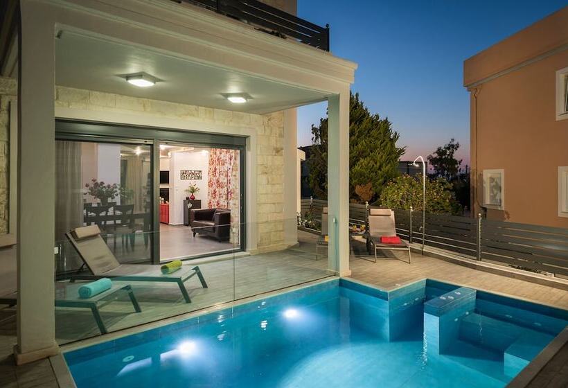 Beautiful Pool Villa For Relaxing Family Holidays