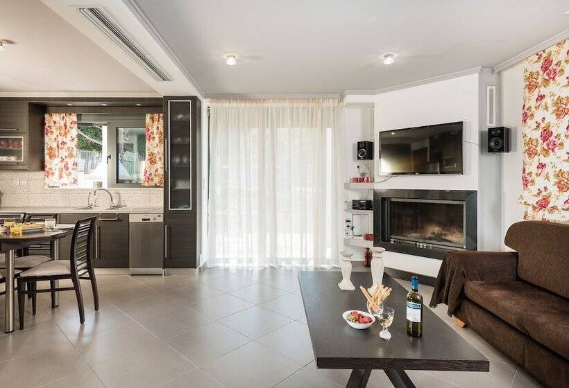 Beautiful Pool Villa For Relaxing Family Holidays