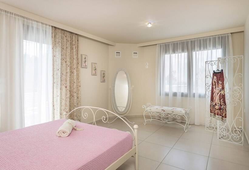 Beautiful Pool Villa For Relaxing Family Holidays