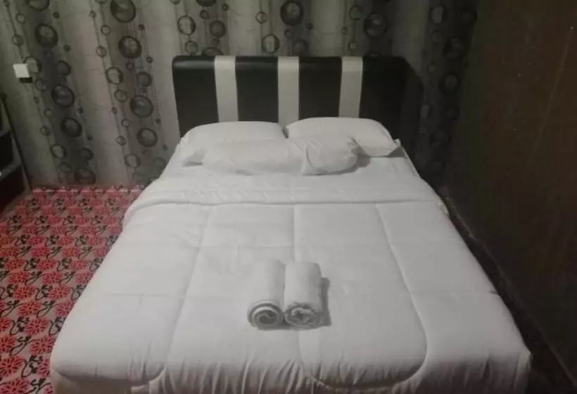 Hotelli Spot On 89832 Famili Inn Ombak Rindu