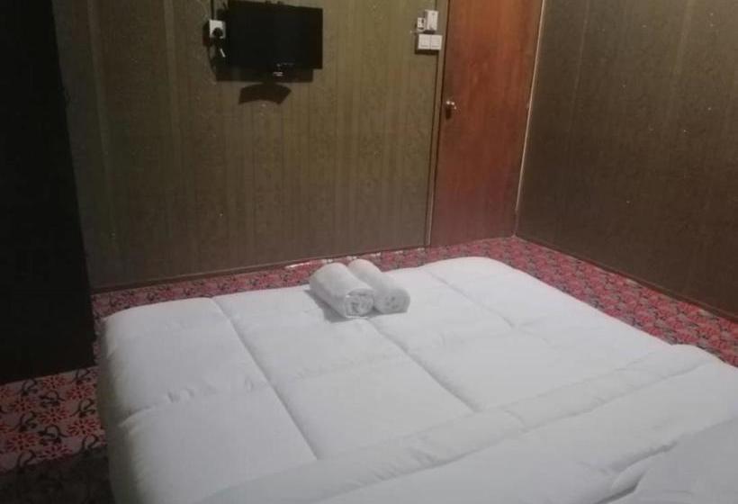 Otel Spot On 89832 Famili Inn Ombak Rindu