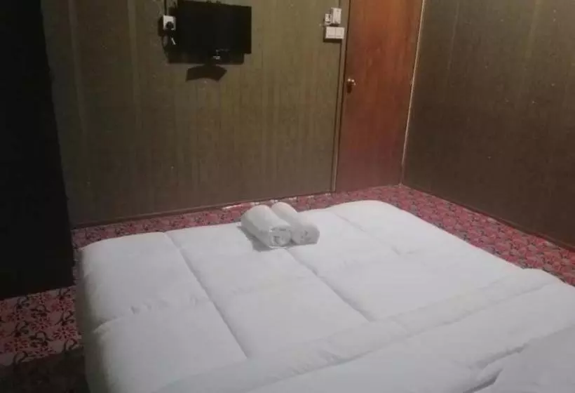 Hotelli Spot On 89832 Famili Inn Ombak Rindu