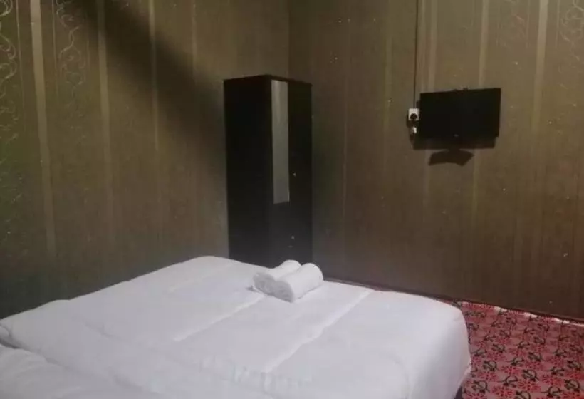 Hotelli Spot On 89832 Famili Inn Ombak Rindu