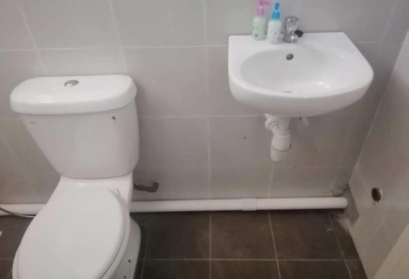 Otel Spot On 89832 Famili Inn Ombak Rindu