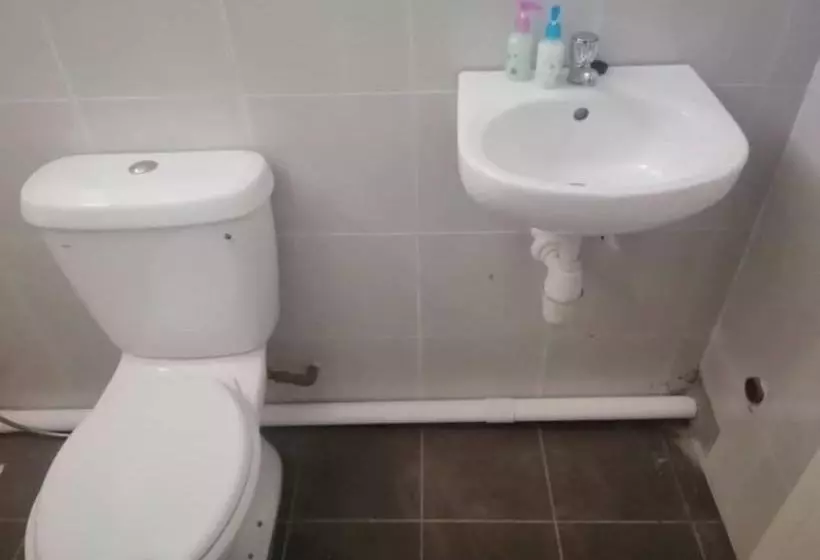 Hotelli Spot On 89832 Famili Inn Ombak Rindu